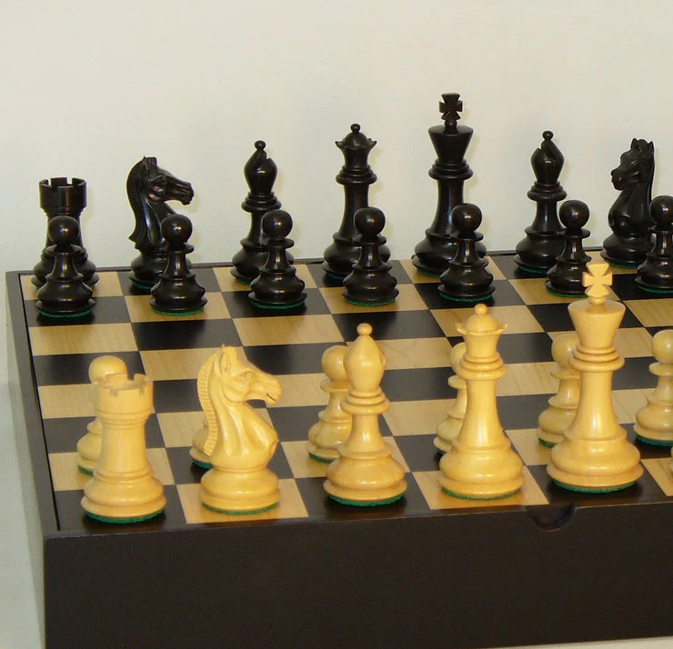 Chess Set - Black/Natural Pro Chessmen on Black/Maple Chest - Image 2