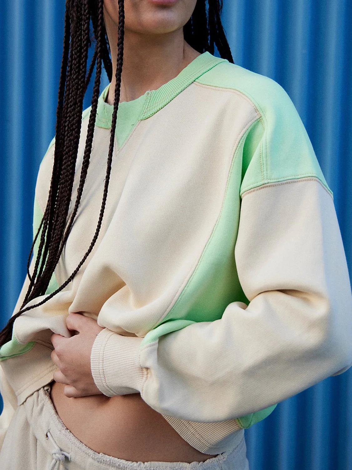 Contrast Round Neck Long Sleeve Sweatshirt - Image 4