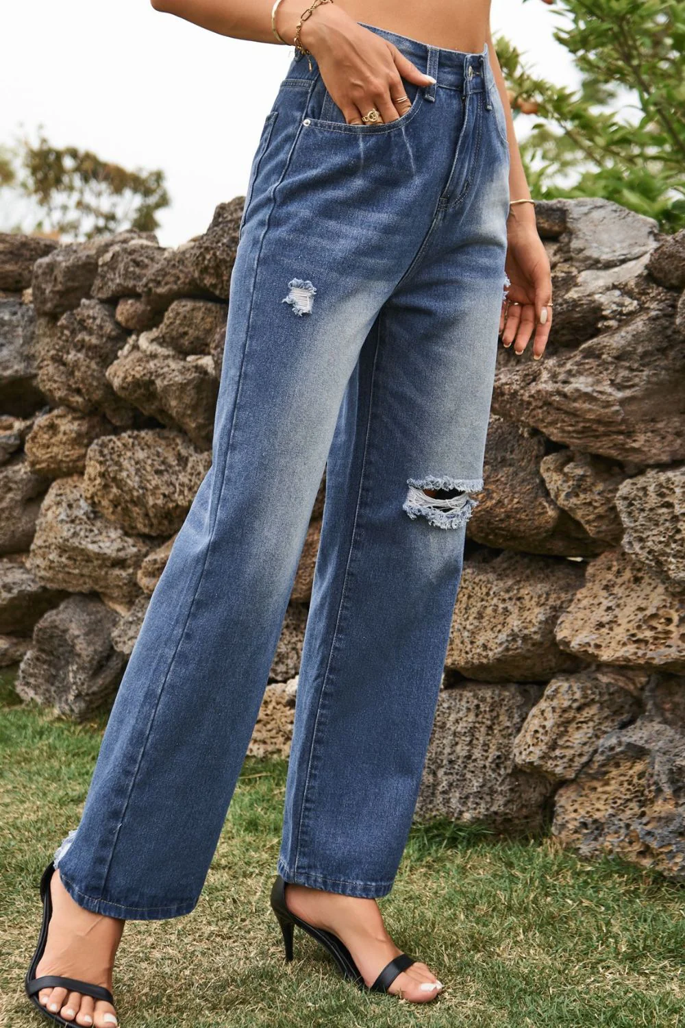 Distressed Buttoned Loose Fit Jeans - Image 4