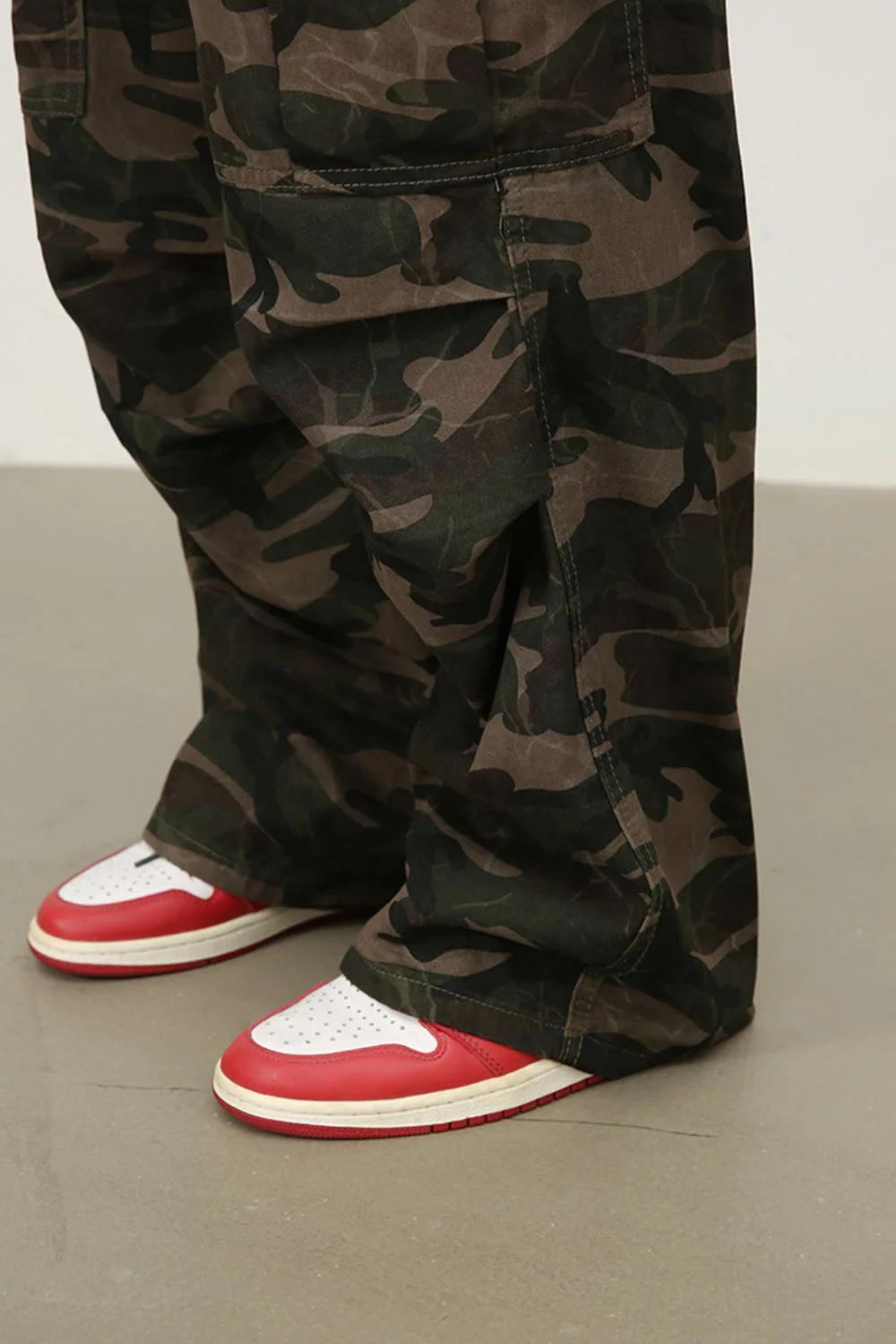 Men's Camouflage Jeans with Cargo Pockets - Image 9