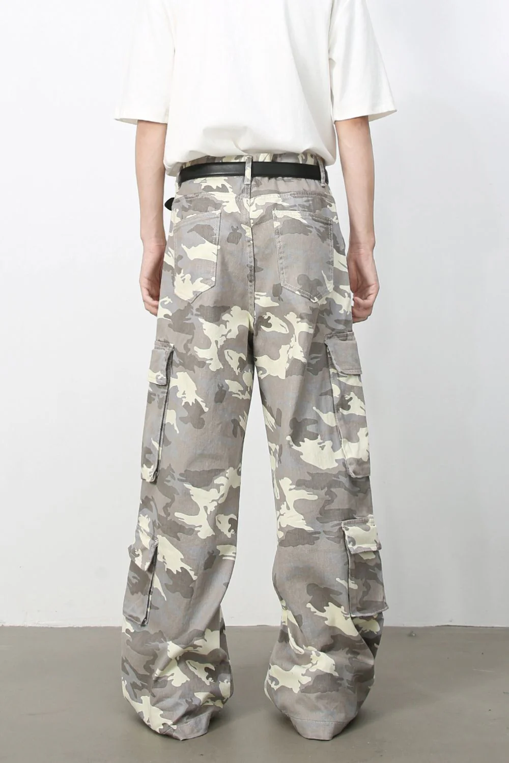 Men's Camouflage Wide Leg Cargo Jeans - Image 2