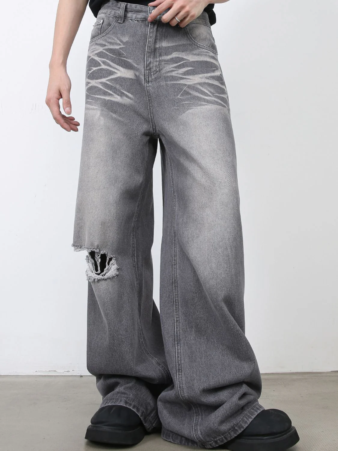 Men's Distressed Wide Leg Jeans - Image 4