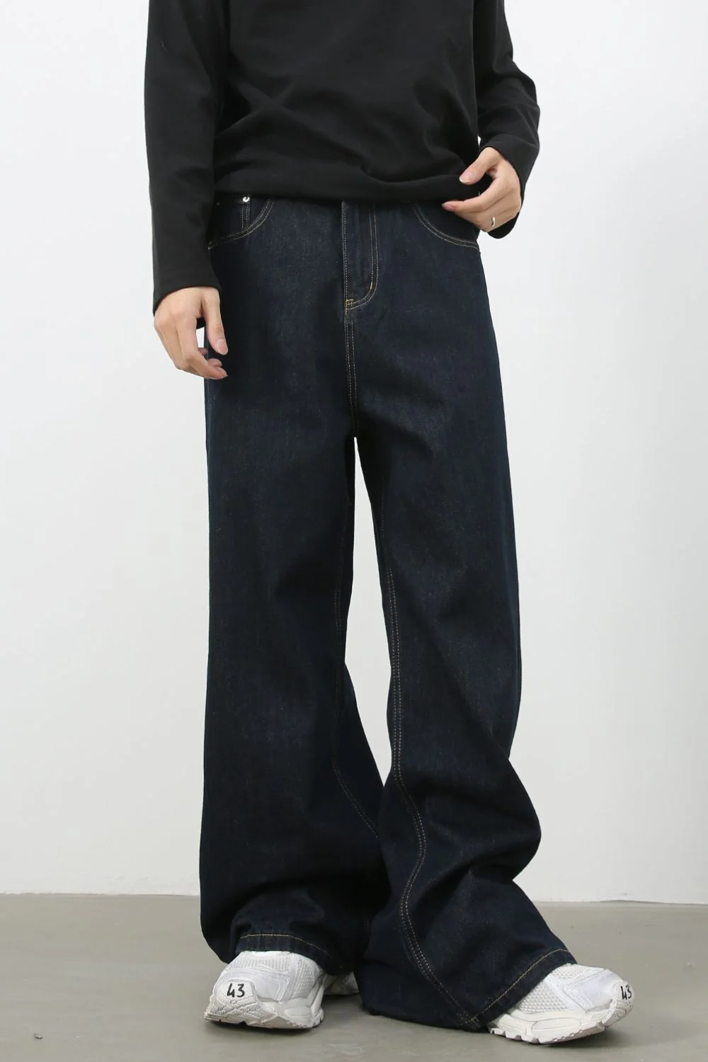 Men's Wide Leg Jeans with Pockets - Image 4