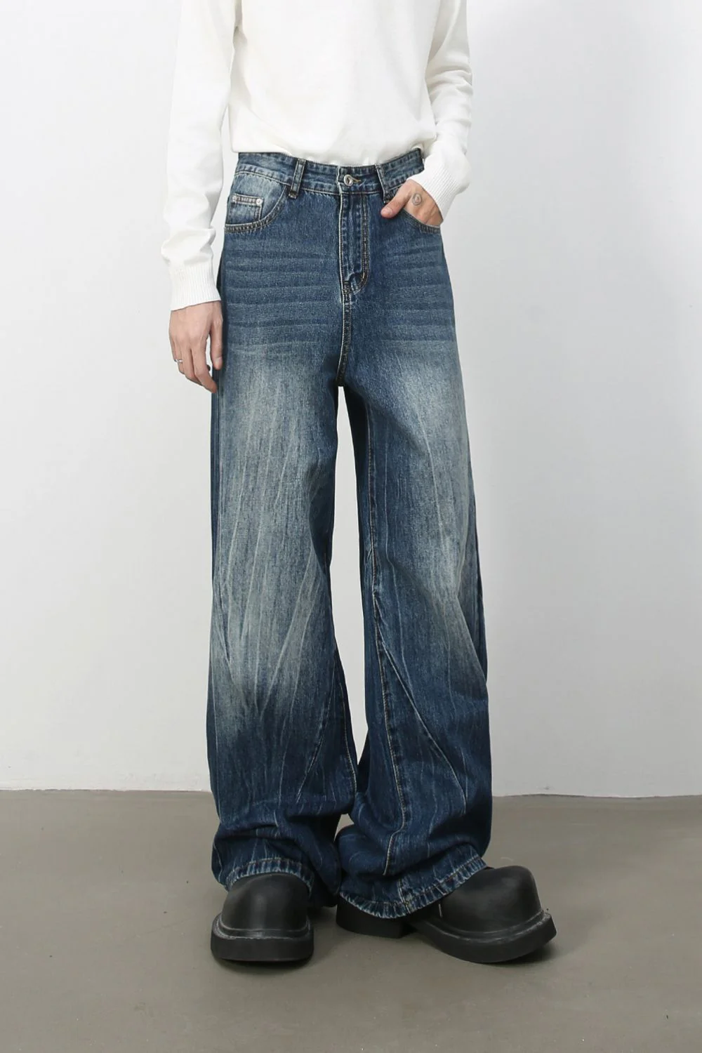 Men's Wide Leg Jeans with Pockets - Image 2