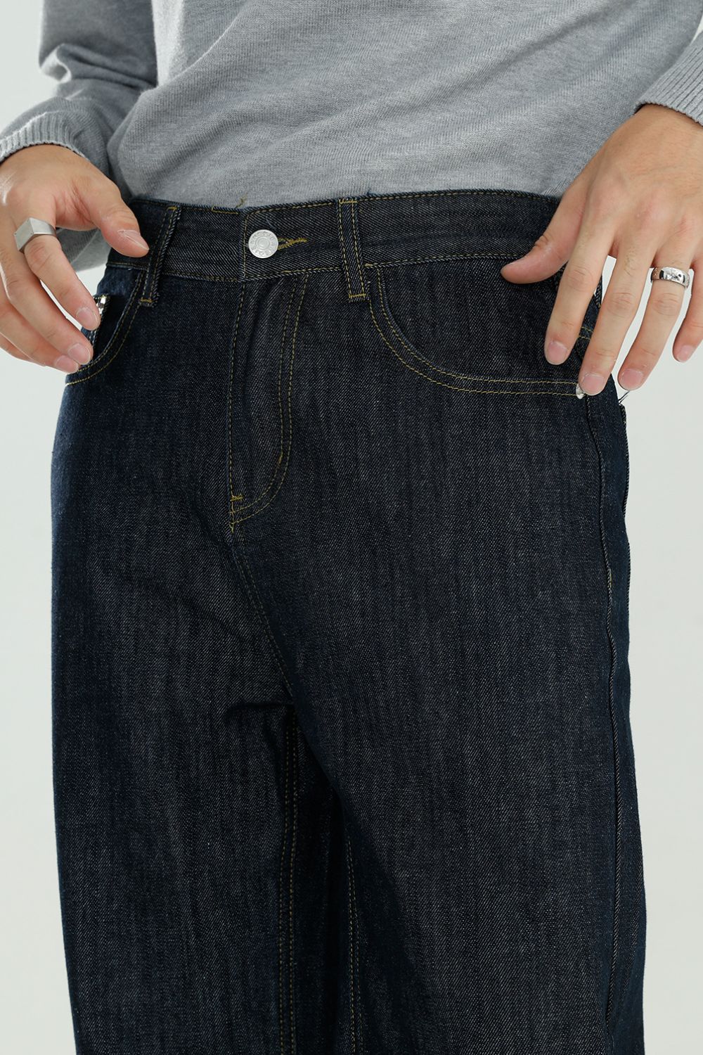 Mid Rise Jeans with Pockets - Image 4