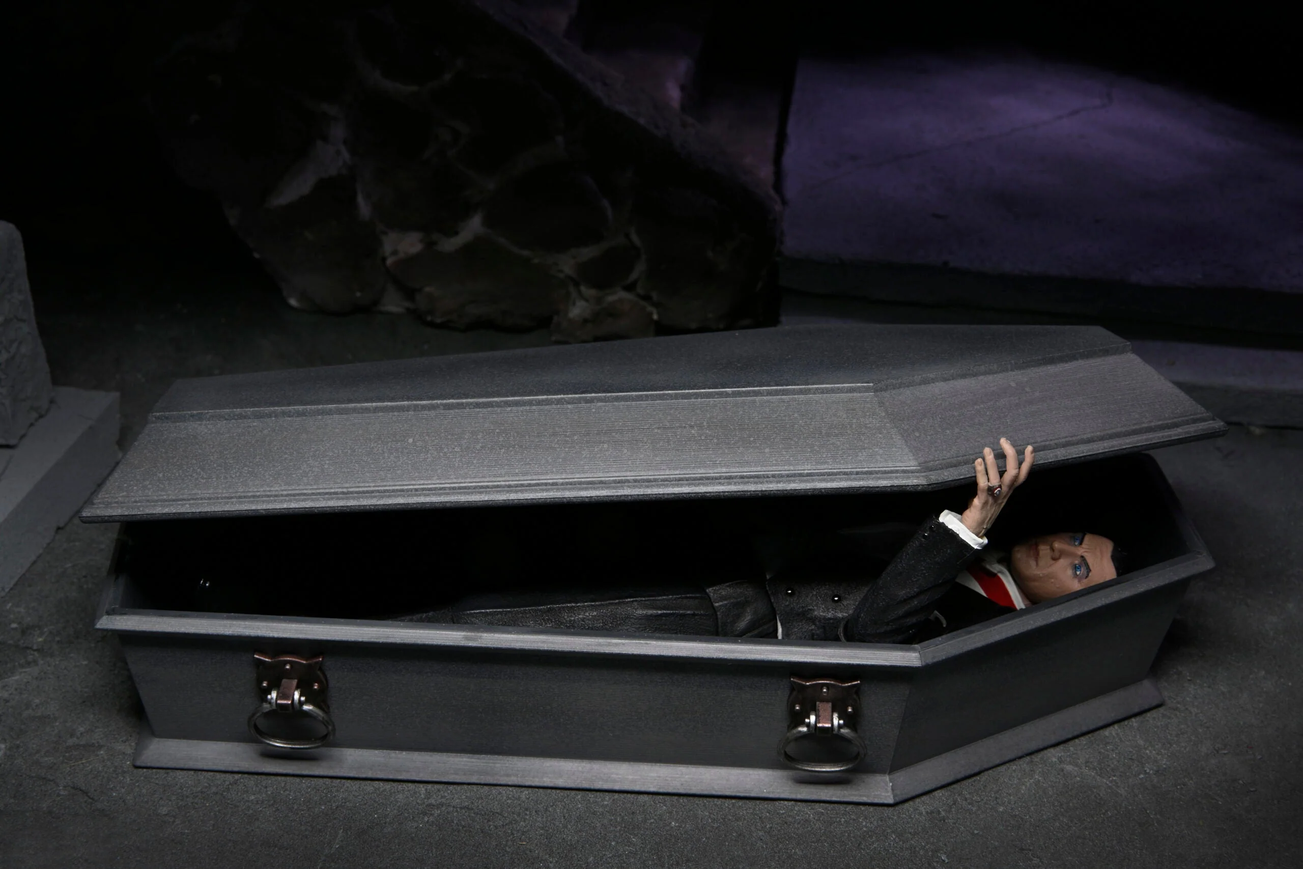 NECA Universal Monsters: Ultimate Dracula (COLOR) - Image 3