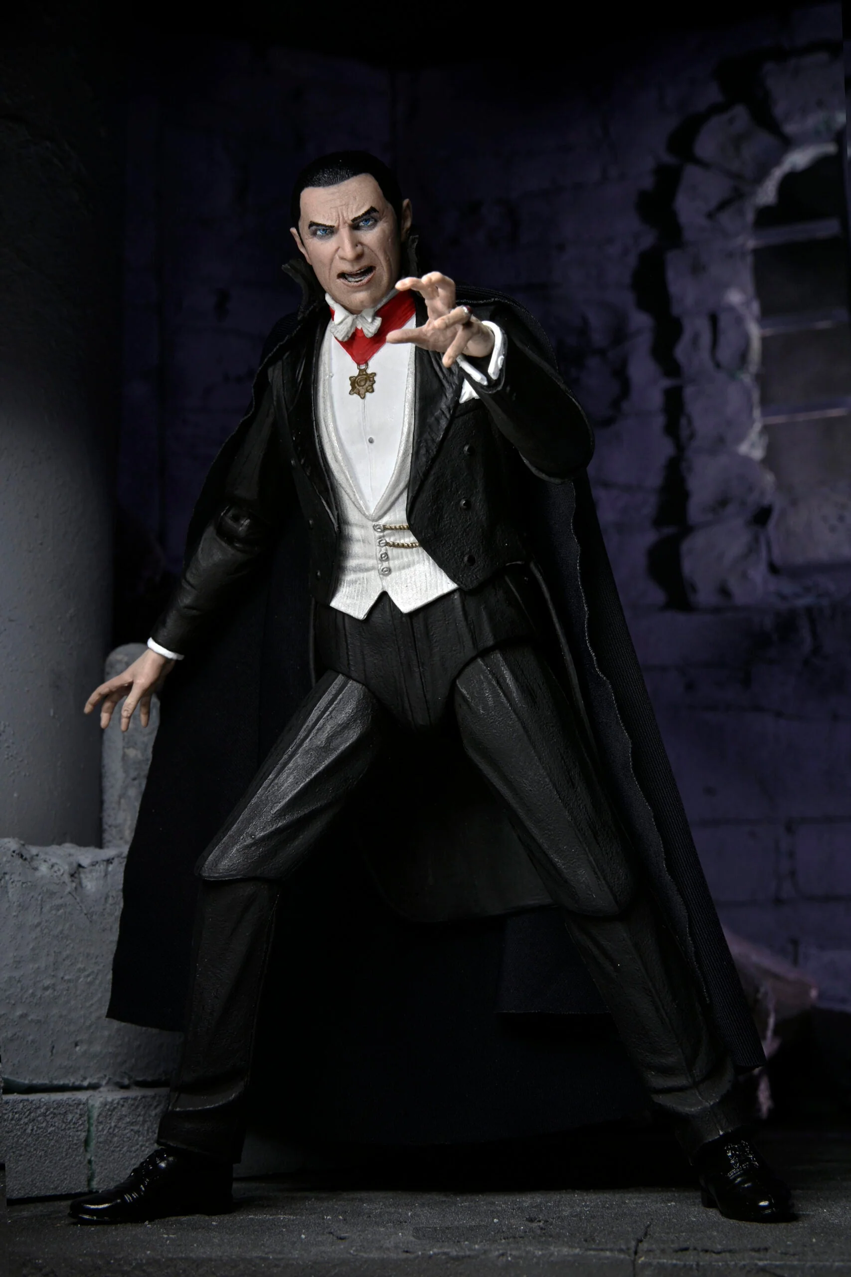 NECA Universal Monsters: Ultimate Dracula (COLOR) - Image 4