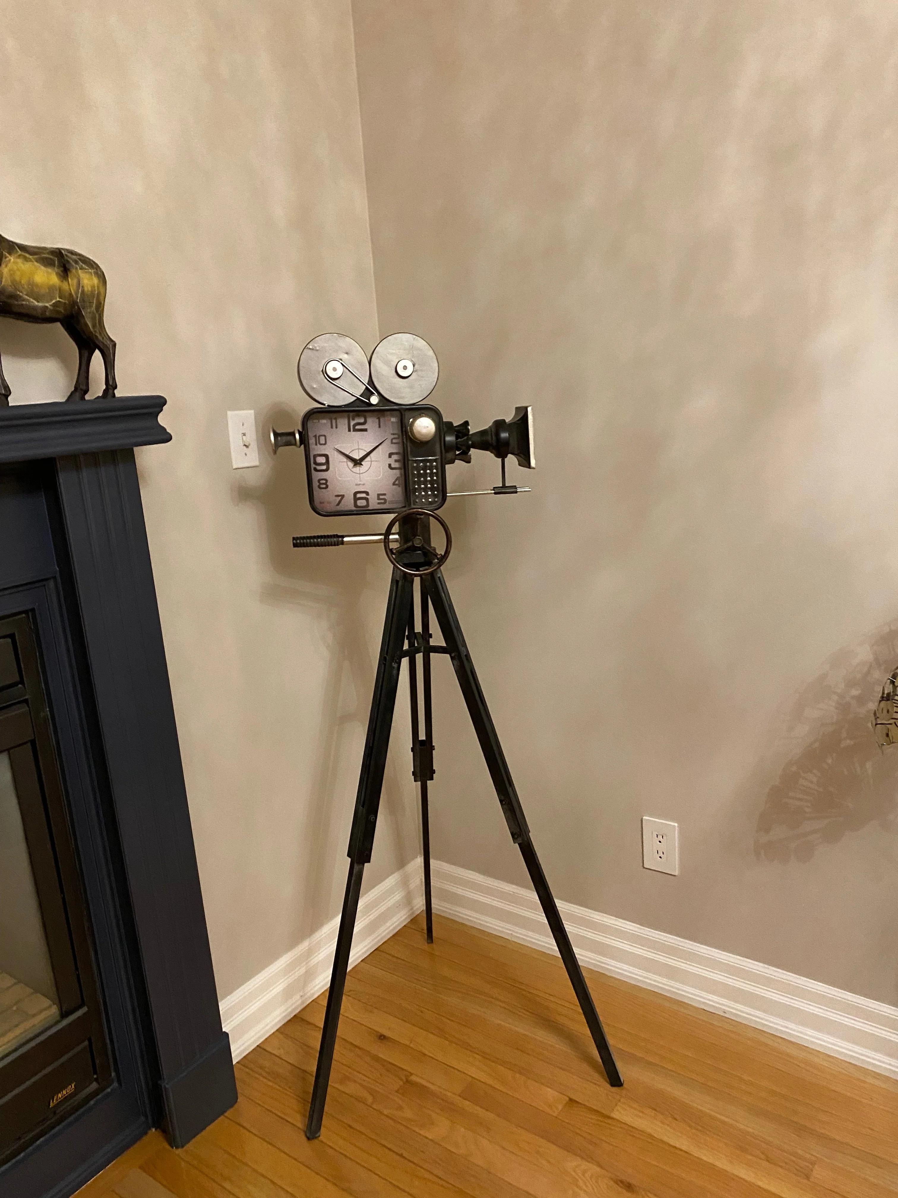 Vintage Movie Camera Miniature Ornamental Novelty Collectors Clock by Peterson Housewares & Artwares - Image 3