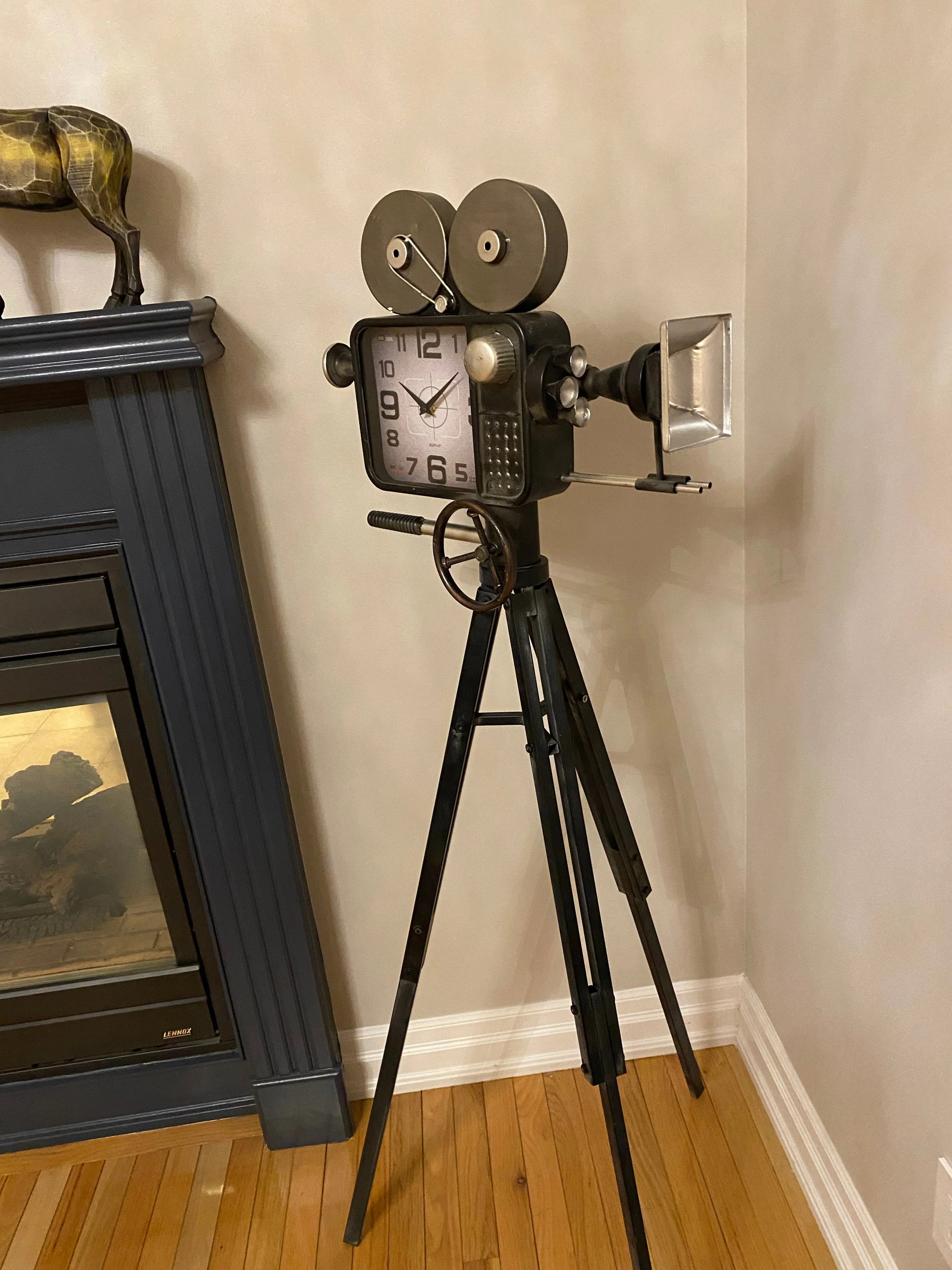 Vintage Movie Camera Miniature Ornamental Novelty Collectors Clock by Peterson Housewares & Artwares - Image 5